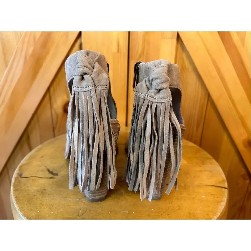Vince Camuto Kyleena Beige Suede Tassle Block Heel Sandal Shoes Women's Size 6.5
